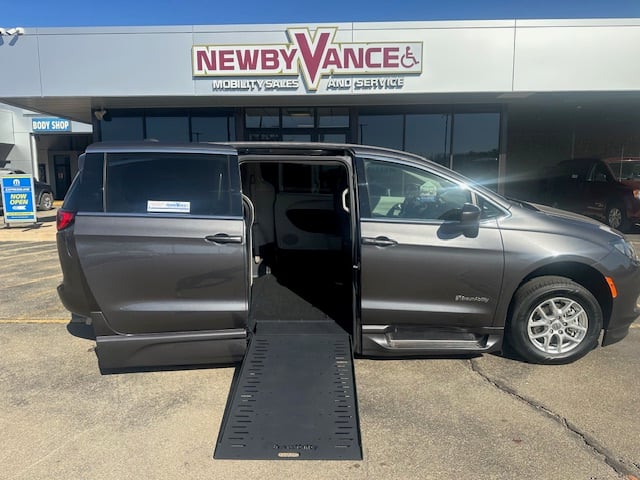 2023 Chrysler Voyager LX's photo