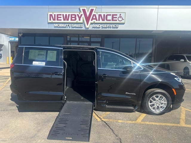 2025 Chrysler Pacifica Select's photo