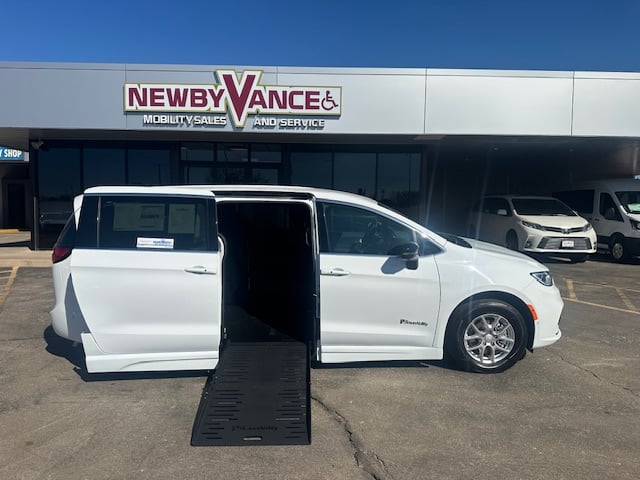2025 Chrysler Pacifica Select's photo