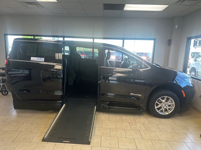 2025 Chrysler Pacifica Select's photo