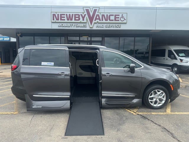 2019 Chrysler Pacifica Touring L Plus's photo