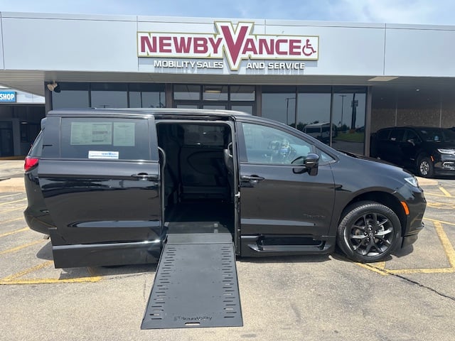 2026 Chrysler Pacifica Select's photo