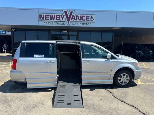 2012 Chrysler Town & Country Touring's photo