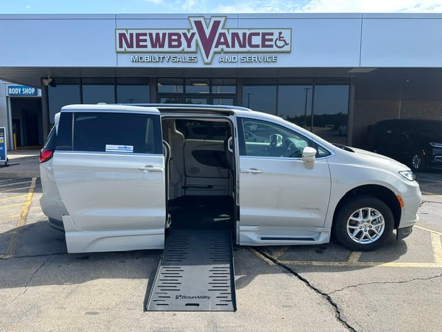 2021 Chrysler Pacifica Touring L's photo