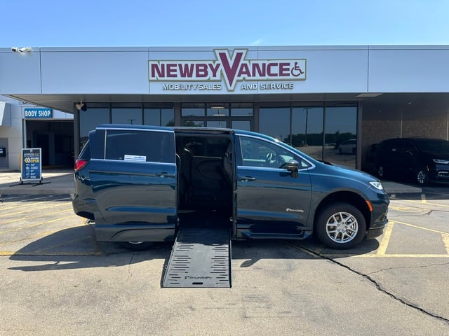 2025 Chrysler Pacifica Select's photo