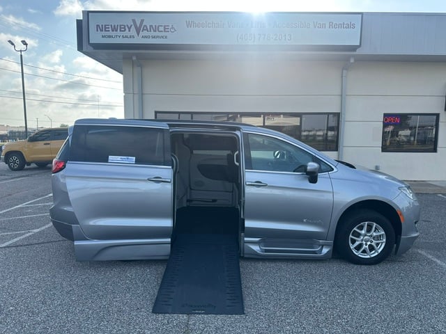 2017 Chrysler Pacifica Touring Plus's photo