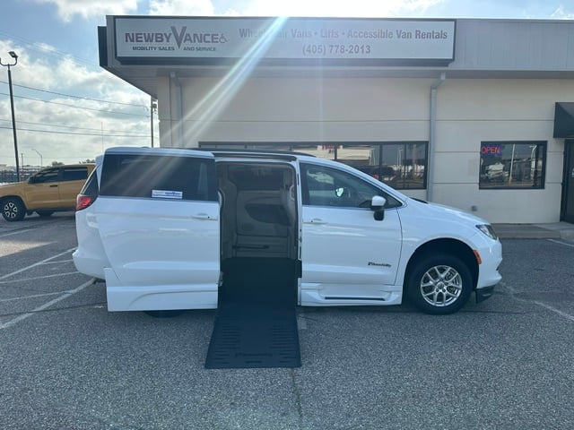 2021 Chrysler Voyager LXI's photo