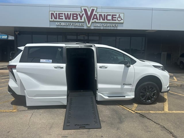 2026 Toyota Sienna XSE 7-Passenger Hybrid FWD's photo